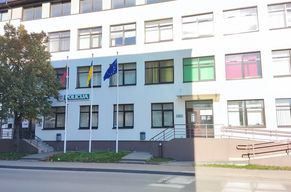 Jonavos policijos komisariato langas naktį tapo taikiniu – pradėtas ikiteisminis tyrimas