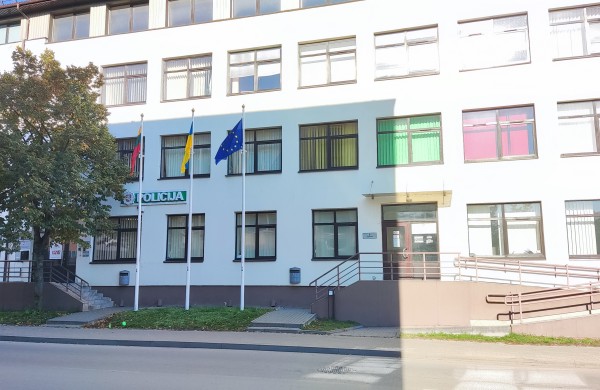 Jonavos policijos komisariato langas naktį tapo taikiniu – pradėtas ikiteisminis tyrimas