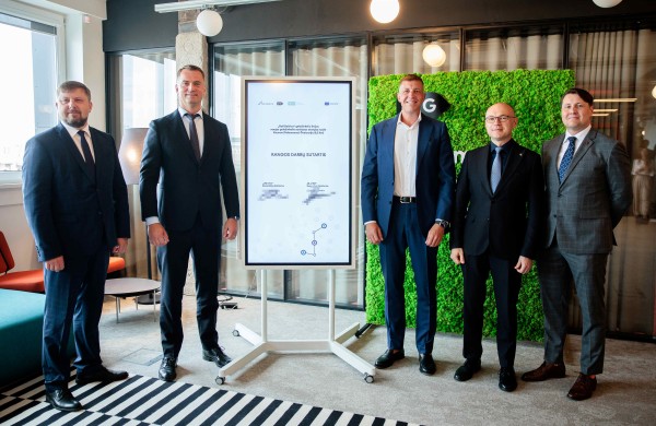 „Rail Baltica“ darbai – 77 km ruože: pasirašytos naujos net 235 mln. Eur vertės sutartys dėl bėgių tiesimo ir sankasos statybos
