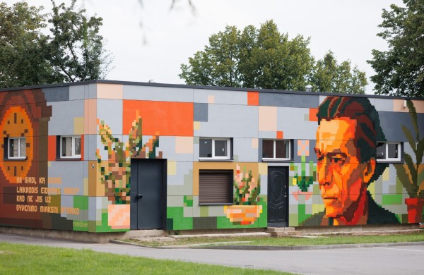Jonavoje – naujas gatvės meno kūrinys: į miestą sugrįžo poetas Petras Vaičiūnas