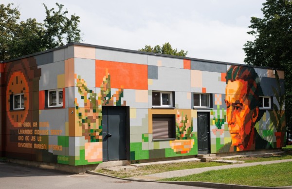 Jonavoje – naujas gatvės meno kūrinys: į miestą sugrįžo poetas Petras Vaičiūnas