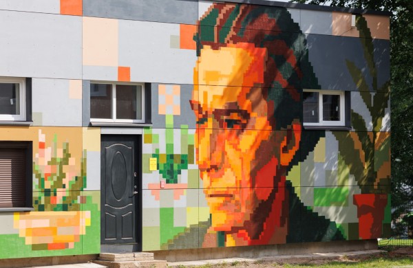 Jonavoje – naujas gatvės meno kūrinys: į miestą sugrįžo poetas Petras Vaičiūnas