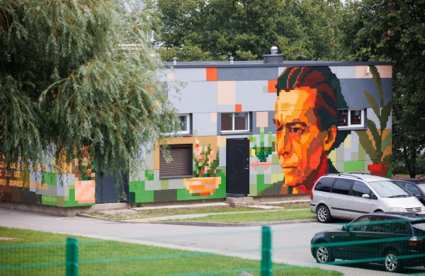 Jonavoje – naujas gatvės meno kūrinys: į miestą sugrįžo poetas Petras Vaičiūnas