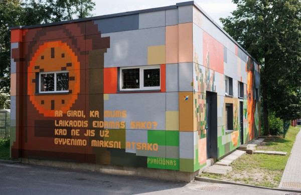 Jonavoje – naujas gatvės meno kūrinys: į miestą sugrįžo poetas Petras Vaičiūnas