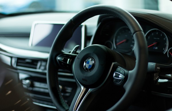 Ankstyvą rytą Jonavoje – dviejų BMW susidūrimas: ugniagesiai skubėjo šalinti padarinių