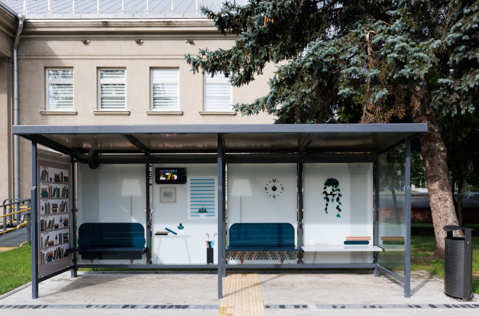 „Jonavos autobusai“ miestui padovanojo išmaniąją stotelę: kai karšta – įsijungia ventiliacija, galima įkrauti įrenginius