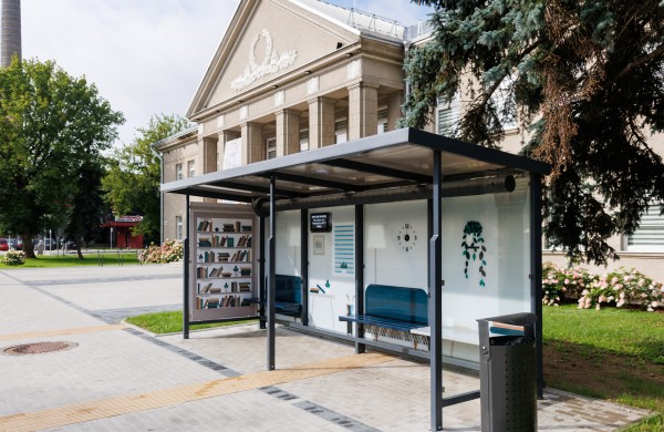 „Jonavos autobusai“ miestui padovanojo išmaniąją stotelę: kai karšta – įsijungia ventiliacija, galima įkrauti įrenginius