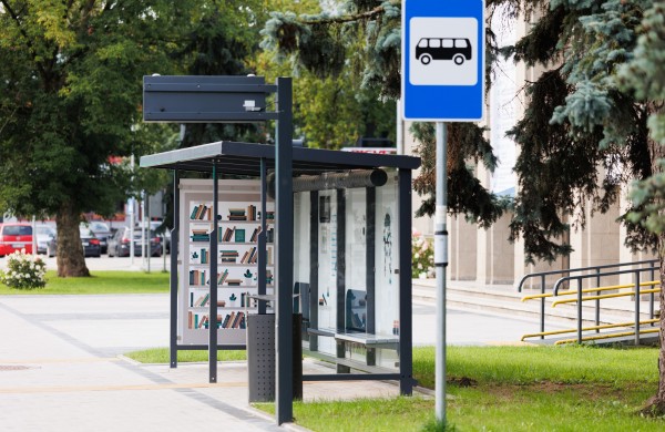 „Jonavos autobusai“ miestui padovanojo išmaniąją stotelę: kai karšta – įsijungia ventiliacija, galima įkrauti įrenginius