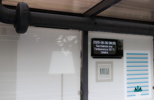 „Jonavos autobusai“ miestui padovanojo išmaniąją stotelę: kai karšta – įsijungia ventiliacija, galima įkrauti įrenginius