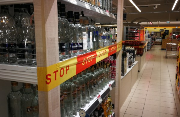 Dėl galimų įstatymų pažeidimų, 15 ūkio subjektams buvo skirtos ekonominės sankcijos