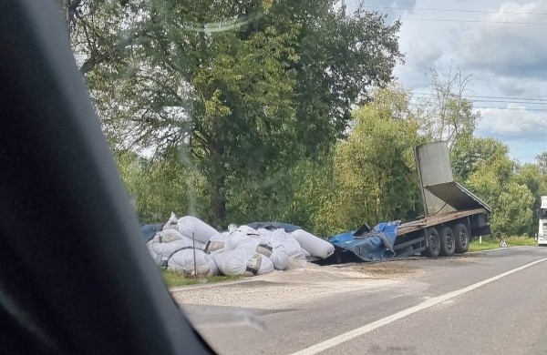 Nuvažiavo nuo kelio ir ,,pametė" priekabą