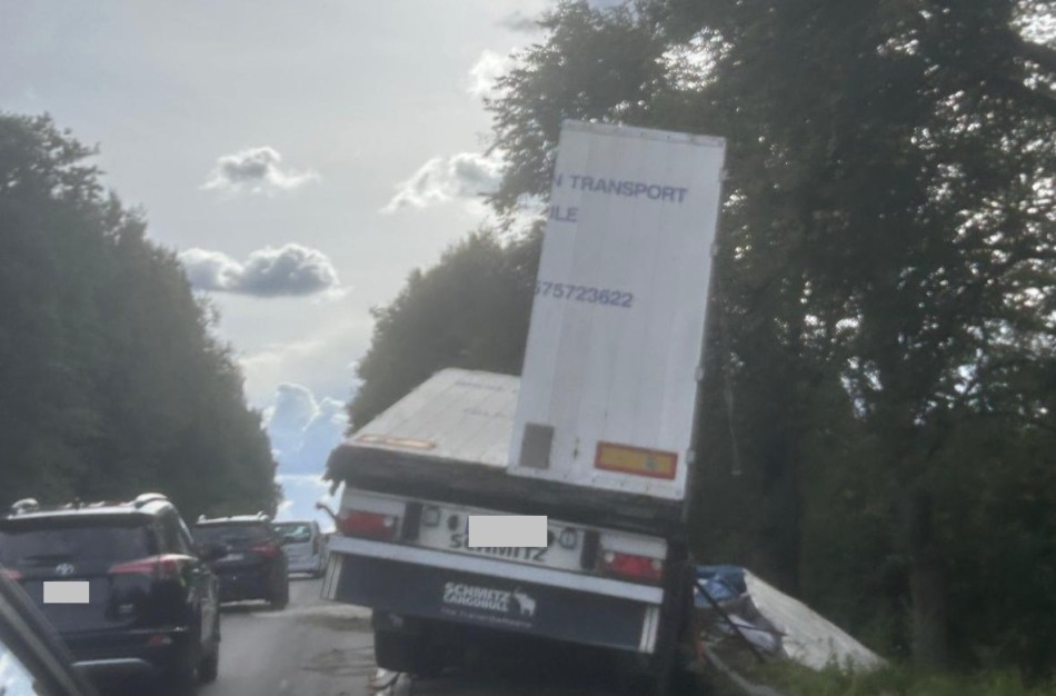 Nuvažiavo nuo kelio ir ,,pametė" priekabą