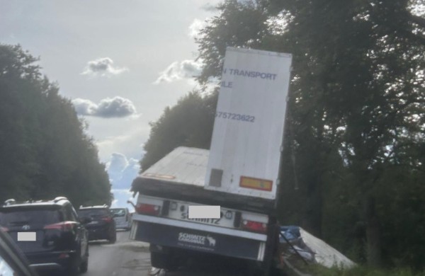 Nuvažiavo nuo kelio ir ,,pametė" priekabą