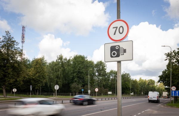 Keliuose – papildomi ženklai prie greičio matuoklių