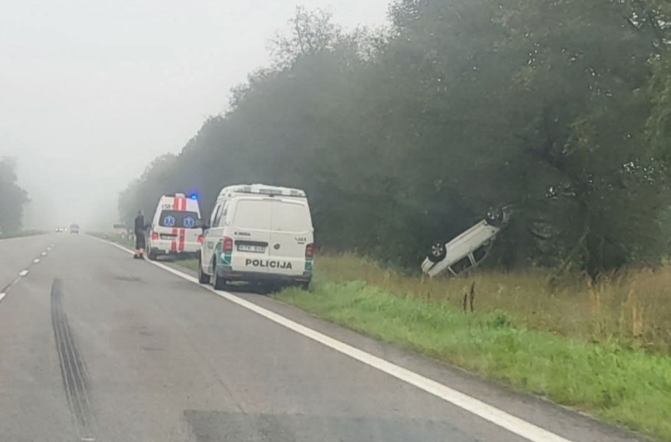 Jaunas vairuotojas nuvažiavo į griovį ir vertėsi