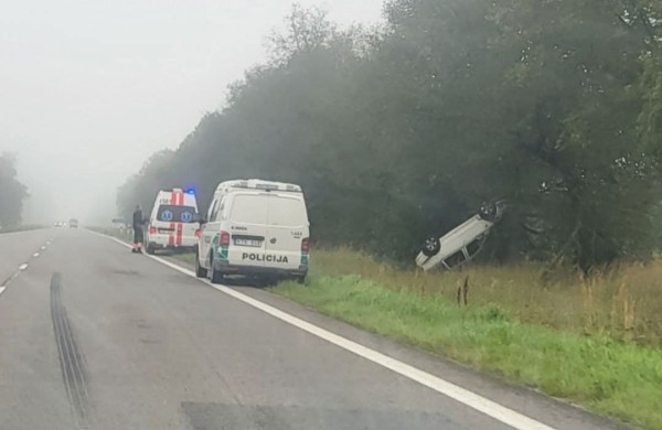 Jaunas vairuotojas nuvažiavo į griovį ir vertėsi