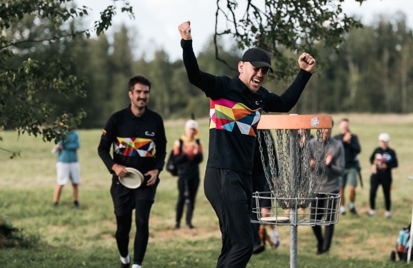 Lietuvos diskgolfo čempionatas sugrįžo į legendinį Nedožinkos parką bei atnešė sėkmę jonaviečiams