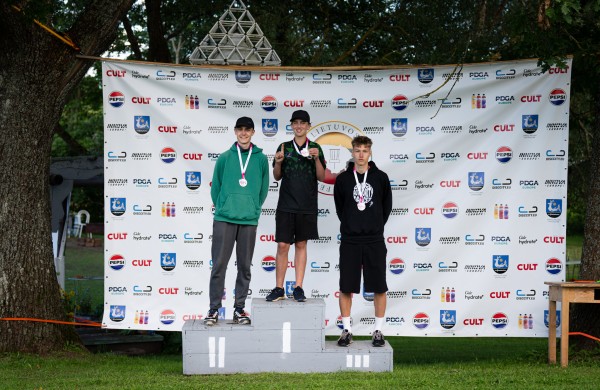 Lietuvos diskgolfo čempionatas sugrįžo į legendinį Nedožinkos parką bei atnešė sėkmę jonaviečiams
