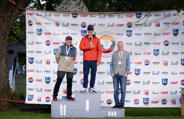 Lietuvos diskgolfo čempionatas sugrįžo į legendinį Nedožinkos parką bei atnešė sėkmę jonaviečiams
