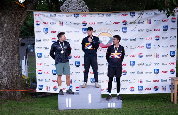 Lietuvos diskgolfo čempionatas sugrįžo į legendinį Nedožinkos parką bei atnešė sėkmę jonaviečiams