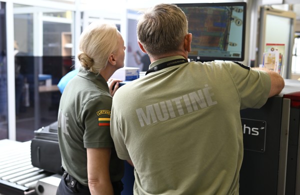 Saugumas prasideda nuo bagažo: kodėl muitinė tikrina oro uostuose