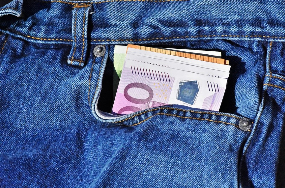 Vidutinės pajamos šoktelėjo 122 eurais, bet pajamų atotrūkis tarp miestų ir regionų išlieka  