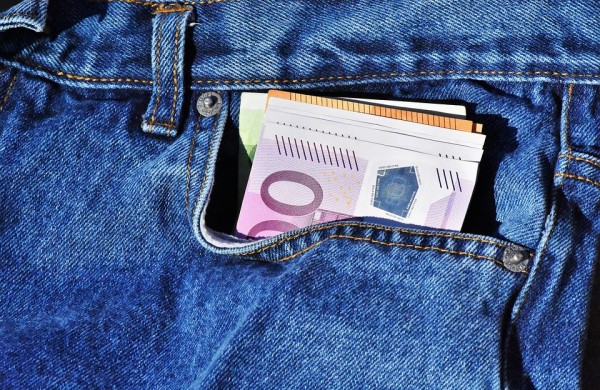 Vidutinės pajamos šoktelėjo 122 eurais, bet pajamų atotrūkis tarp miestų ir regionų išlieka  