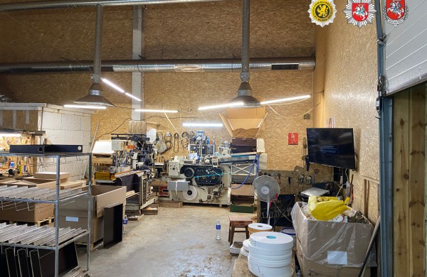 Išaiškintas pogrindinis klastotų cigarečių gamybos fabrikas Kauno mieste