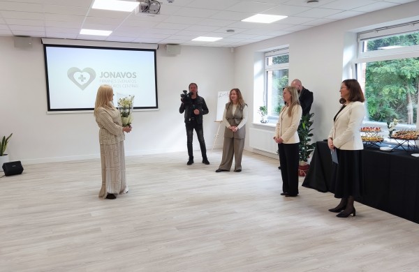 Jonavos sveikatos priežiūros centras atveria duris po atnaujinimo: tūkstantinės investicijos į gyventojų sveikatą