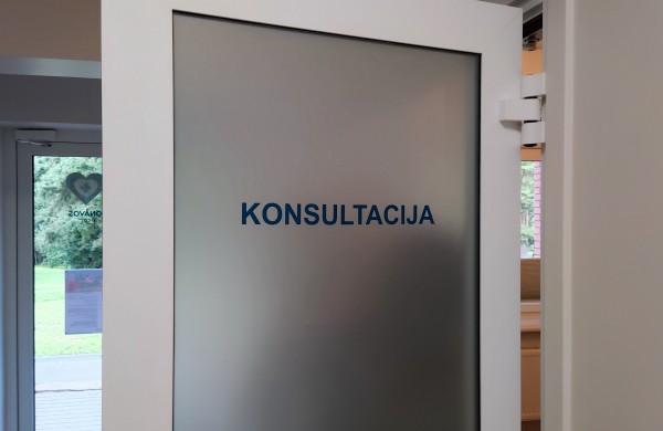 Jonavos sveikatos priežiūros centras atveria duris po atnaujinimo: tūkstantinės investicijos į gyventojų sveikatą