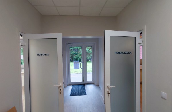 Jonavos sveikatos priežiūros centras atveria duris po atnaujinimo: tūkstantinės investicijos į gyventojų sveikatą