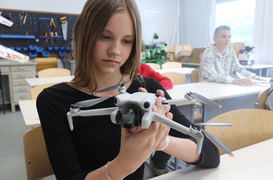 Lietuvoje atsidaro „Airtech“ dronų mokymų centrai: bepiločių orlaivių valdymo įgūdžių įgaus tūkstančiai vaikų ir suaugusiųjų 