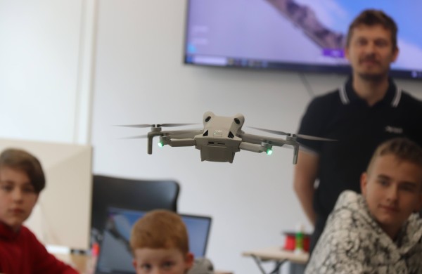 Lietuvoje atsidaro „Airtech“ dronų mokymų centrai: bepiločių orlaivių valdymo įgūdžių įgaus tūkstančiai vaikų ir suaugusiųjų 