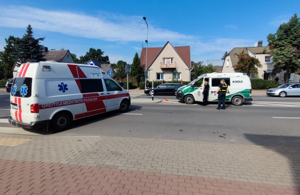 J. Basanavičiaus gatvėje perėjoje automobilis kliudė žmogų: eismas ribojamas