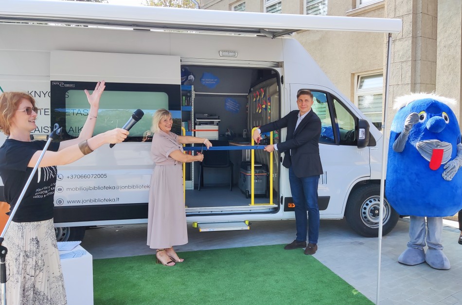 Naujovė Jonavoje – pristatytas ilgai lauktas Bibliobusas