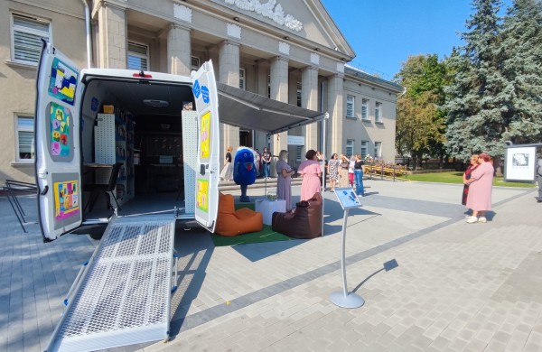 Naujovė Jonavoje – pristatytas ilgai lauktas Bibliobusas