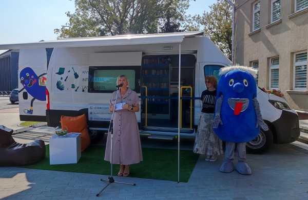 Naujovė Jonavoje – pristatytas ilgai lauktas Bibliobusas