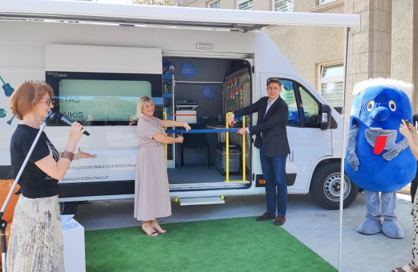 Naujovė Jonavoje – pristatytas ilgai lauktas Bibliobusas