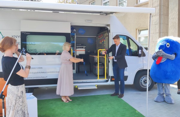 Naujovė Jonavoje – pristatytas ilgai lauktas Bibliobusas