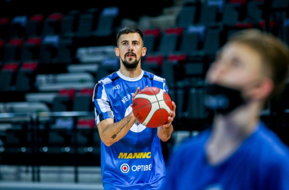 Giedrius Stankevičius vilkės Jonavos marškinėlius