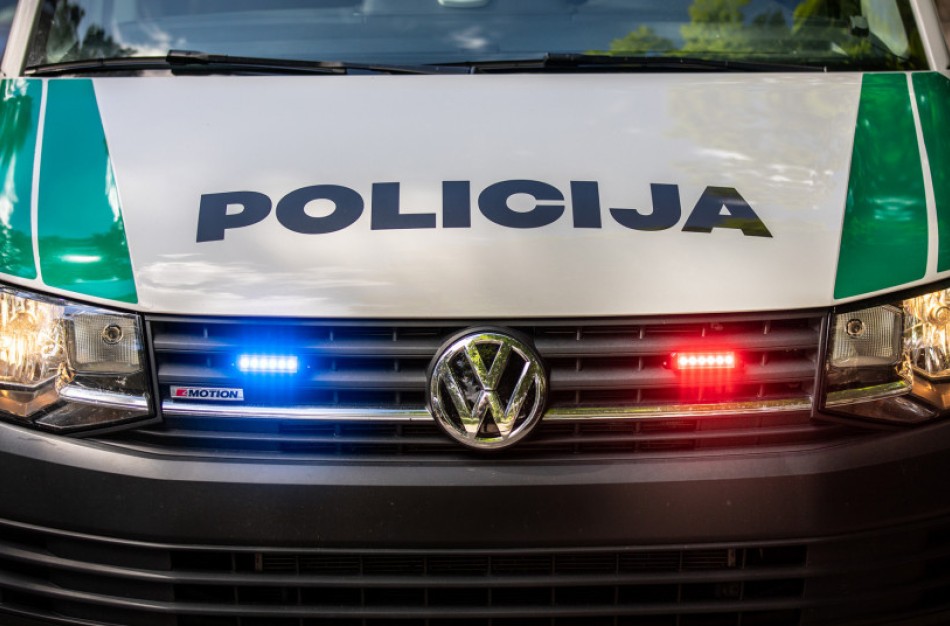 Neblaivi vairuotoja Jonavos rajone trenkėsi į kelio atitvarus