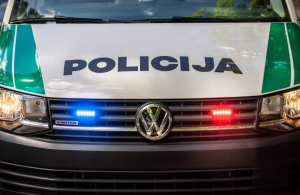 Neblaivi vairuotoja Jonavos rajone trenkėsi į kelio atitvarus