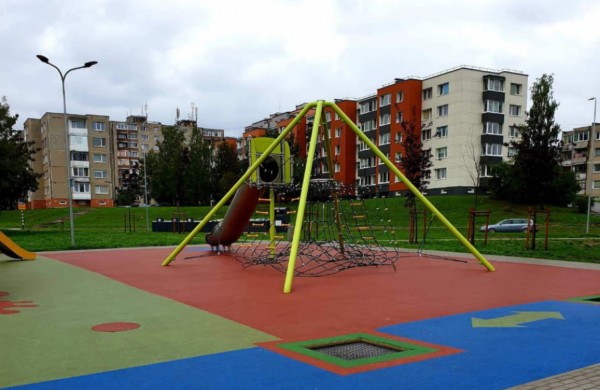 Vaikų žaidimų aikštelės Jonavoje virsta šiukšlynais? Gyventoja kviečia tėvus diskusijai 