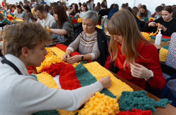 Lietuvos žmonių numegzti tautiški pledukai įteikti ankstukus gydančioms ligoninėms