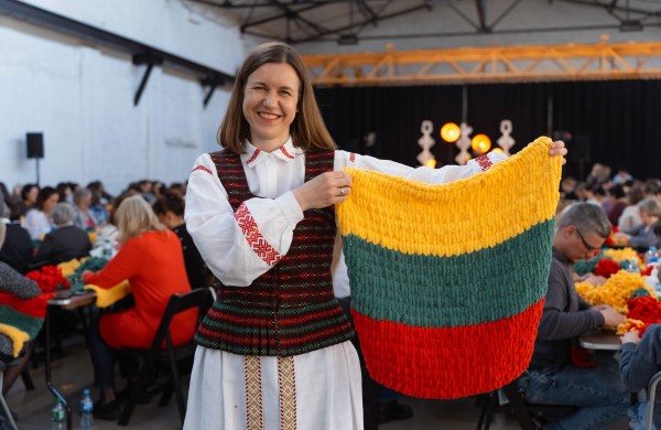 Lietuvos žmonių numegzti tautiški pledukai įteikti ankstukus gydančioms ligoninėms