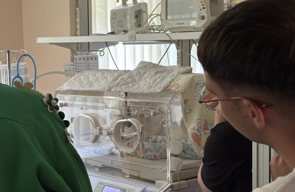 Lietuvos žmonių numegzti tautiški pledukai įteikti ankstukus gydančioms ligoninėms