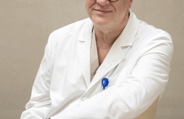 Lietuvos žmonių numegzti tautiški pledukai įteikti ankstukus gydančioms ligoninėms