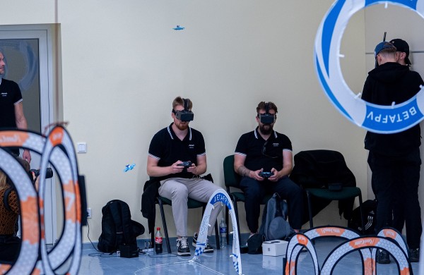Duris atvėrė „Airtech“ – jaunimui atsiveria galimybės pažinti dronų technologijas