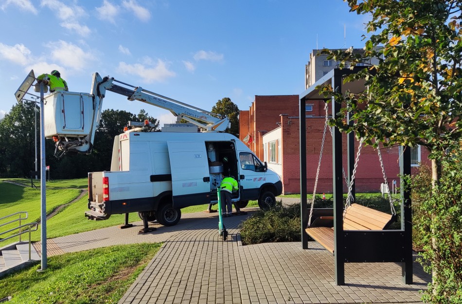 Vandalams baigėsi „katino dienos“: išmaniąsias sūpynes Jonavoje saugos vaizdo kamera