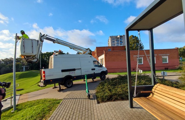 Vandalams baigėsi „katino dienos“: išmaniąsias sūpynes Jonavoje saugos vaizdo kamera